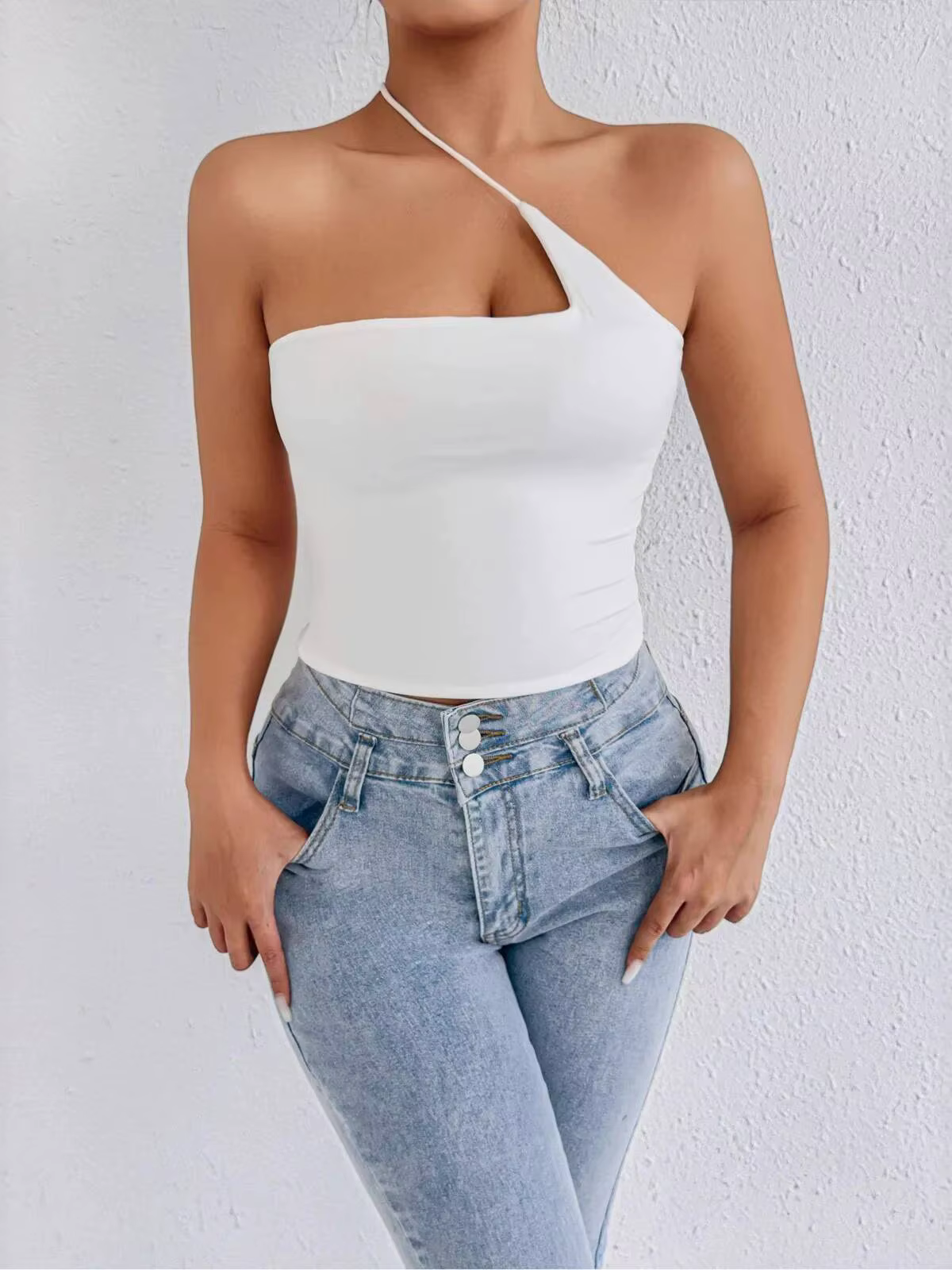 Haut court asymétrique blanc à une épaule pour femme
