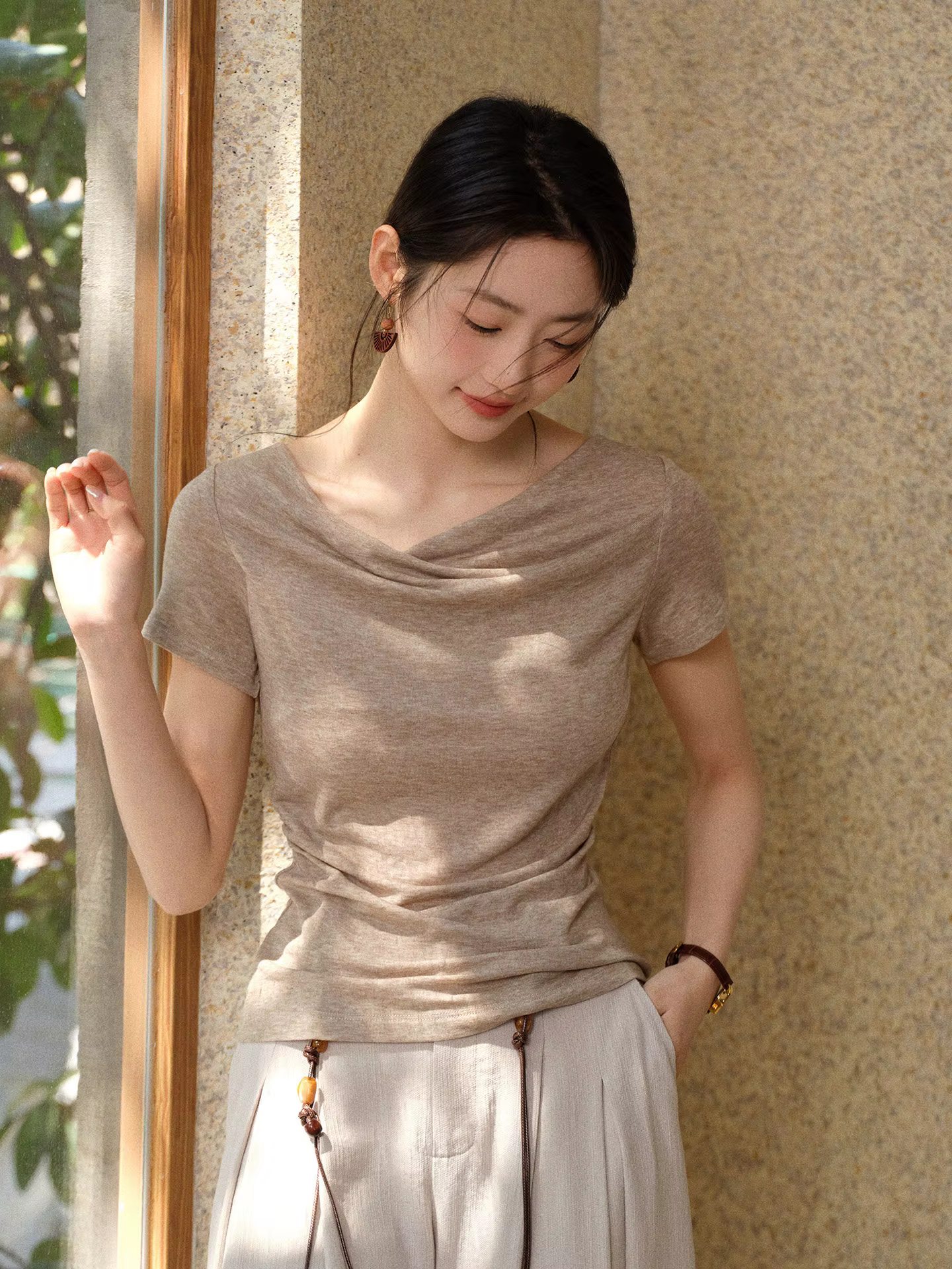 T-shirt drapé à col drapé pour femme