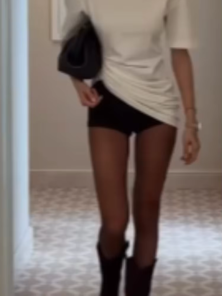 T-shirt blanc à col rond et ourlet irrégulier plissé pour femme