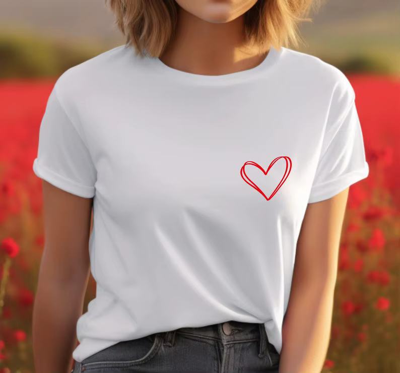 Coeur t-shirt poche dessiné à la main mignon