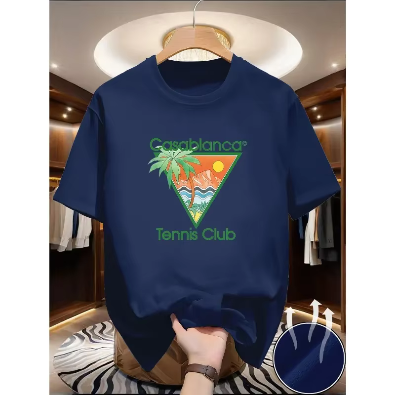 Ce t-shirt décontracté d'été présente un texte vert « Casablanca » et un motif triangulaire comprenant des éléments