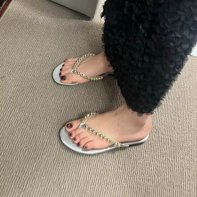 Nouvelles tongs plates tendance été 2026 pour femmes, idéales pour l'extérieur, avec semelles souples antidérapantes, parfaites pour la plage.