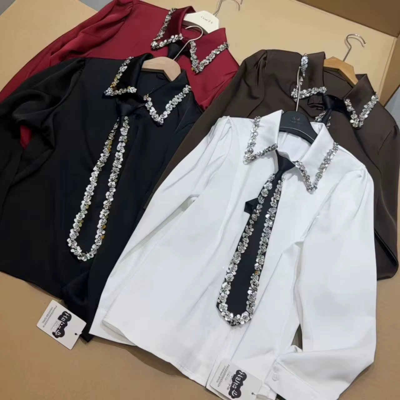 Chemisier blanc de luxe à sequins et cravate pour femme