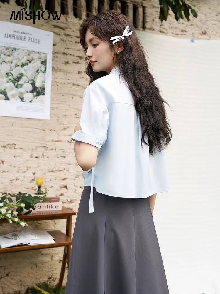 Chemise brodée avec nœud du même document