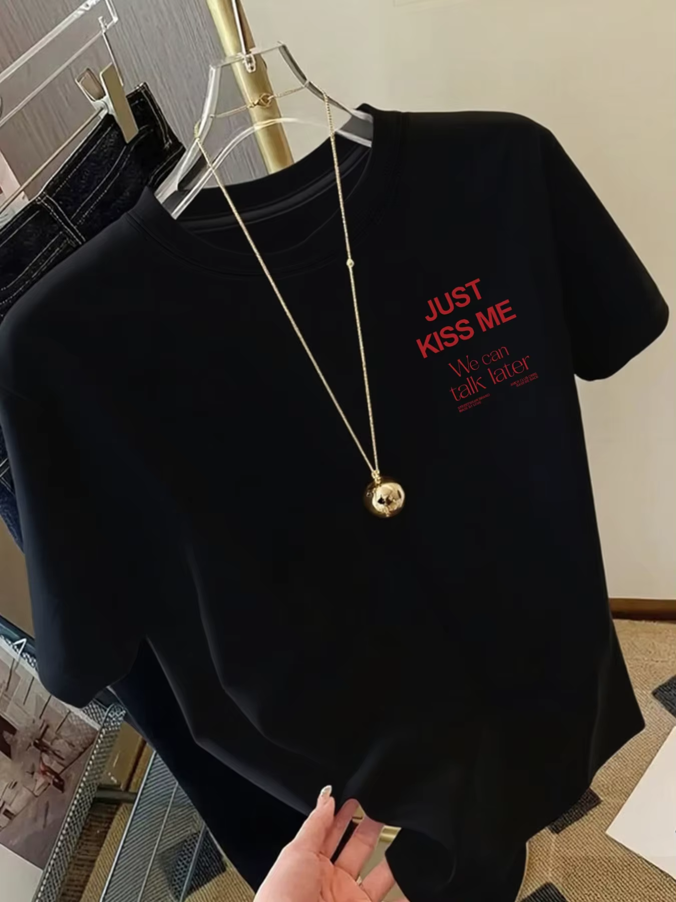 T-shirt imprimé « KISS ME We Can Talk Later » à manches courtes et col rond