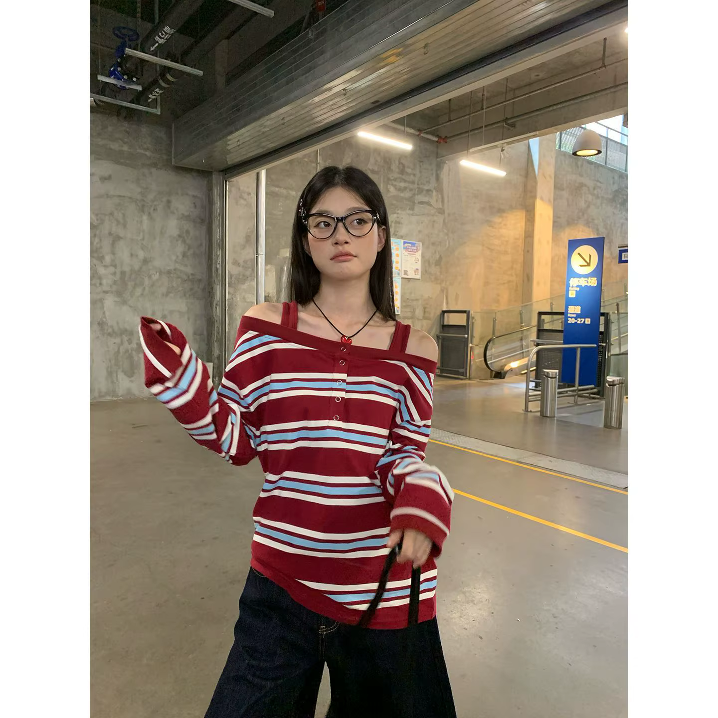 T-shirt à épaules dénudées rayé rouge et bleu