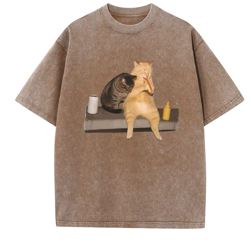T-shirt amusant vintage délavé avec chat mangeant un hot-dog