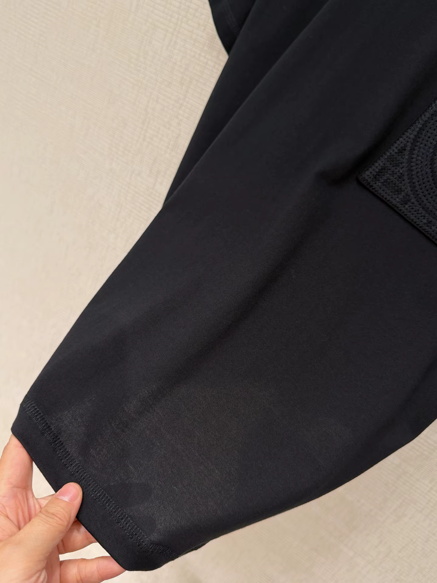 T-shirt Femme Haut de Gamme en Soie Brodé à Manches Courtes avec Poches – Collection Printemps/Été 2026 – Style Décontracté