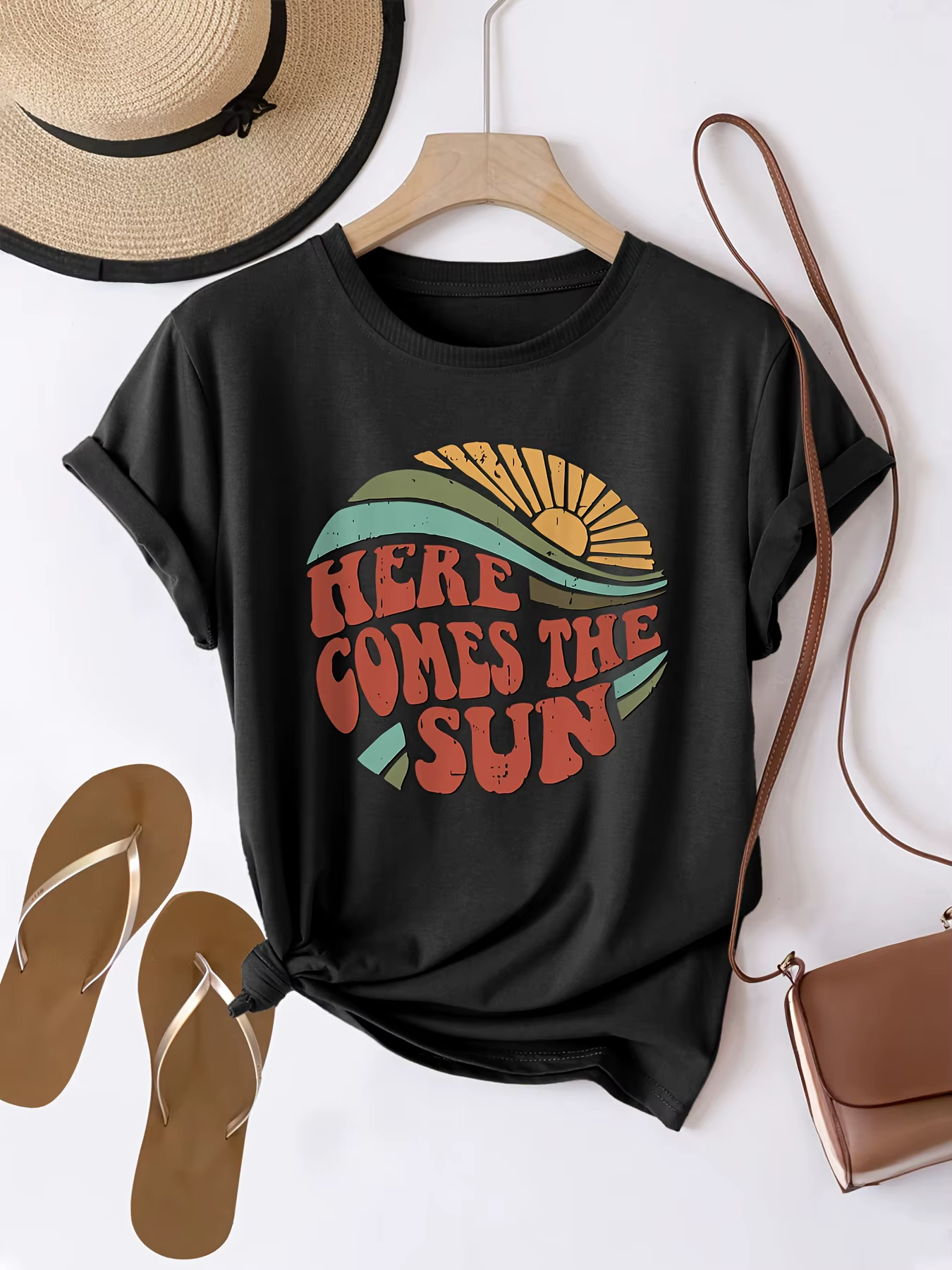 T-shirt imprimé graphique HERE COMES THE SUN pour femme – Haut décontracté à manches courtes et col rond avec un design vibrant Sunrise