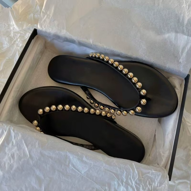 Nouvelles tongs plates tendance été 2026 pour femmes, idéales pour l'extérieur, avec semelles souples antidérapantes, parfaites pour la plage.