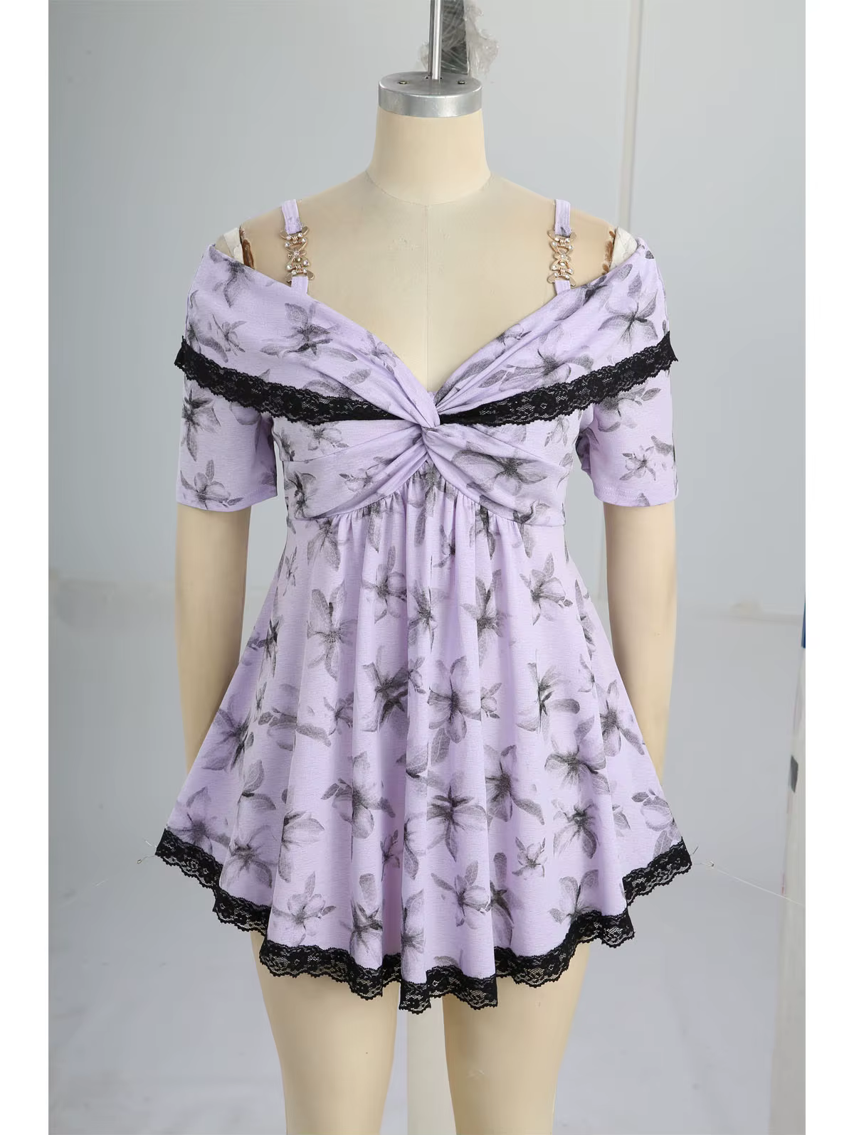 T-shirts pour femmes grandes tailles, imprimé floral violet, col torsadé convertible, détails en dentelle, hauts décontractés à épaules dénudées