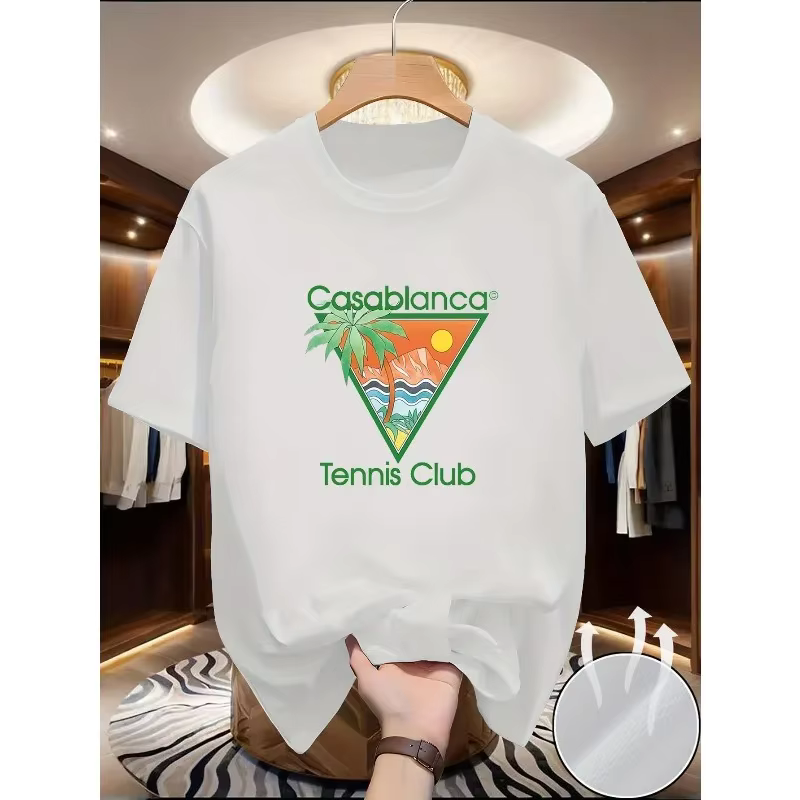 Ce t-shirt décontracté d'été présente un texte vert « Casablanca » et un motif triangulaire comprenant des éléments