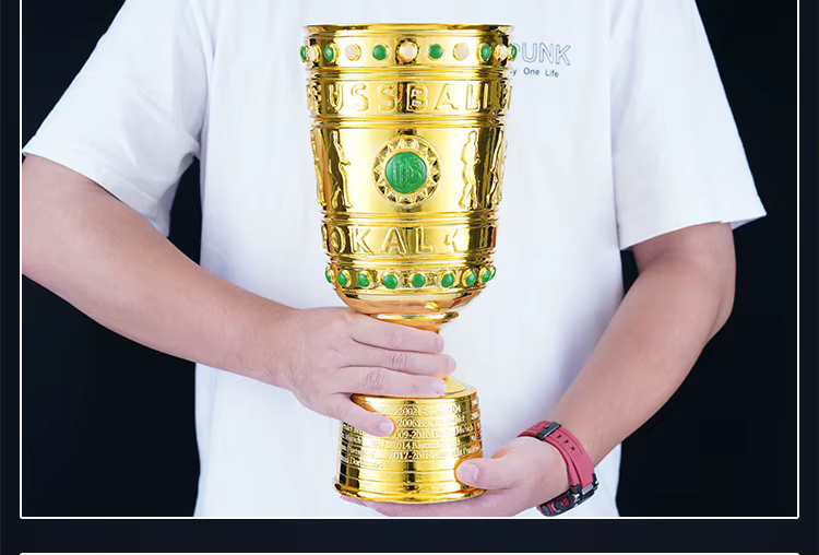 Les supporters du Bayern Munich et du Borussia Dortmund décorent le trophée de la Bundesliga et de la Coupe d'Allemagne.