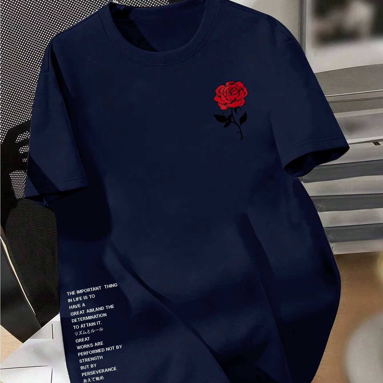 T-shirt esthétique à motif de petite rose rouge sur la poitrine