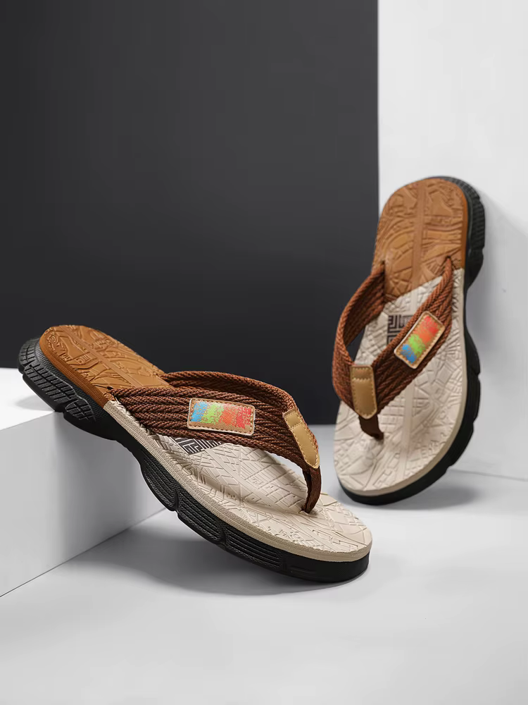 Tongs pour hommes, doté d'une tige tricotée avec une étiquette colorée, une semelle de deux couleurs, simple et élégante, dans un style décontracté