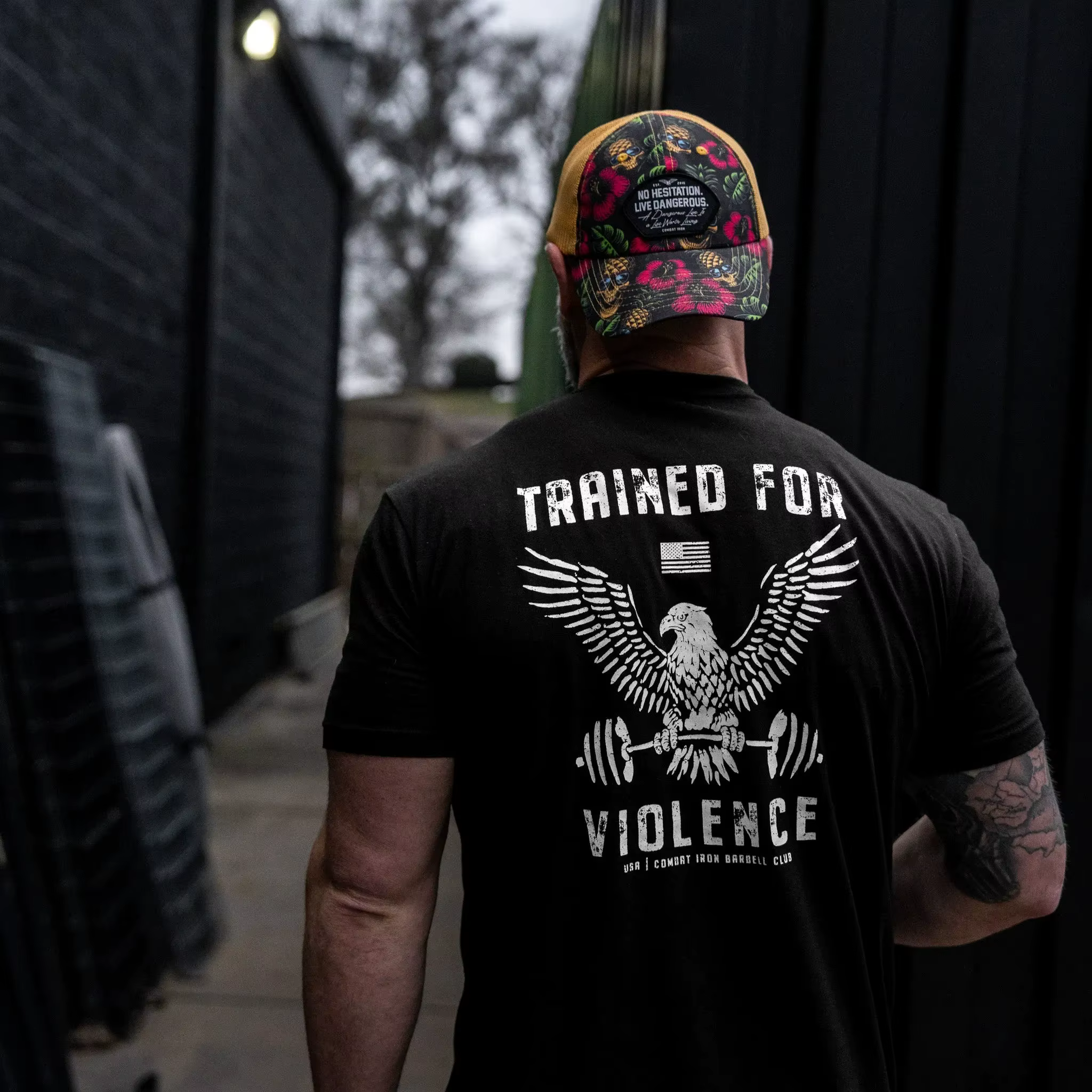 T-shirt pour homme « Entraîné à la violence »