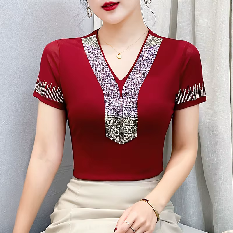 T-shirt à col en V orné de strass pour femme