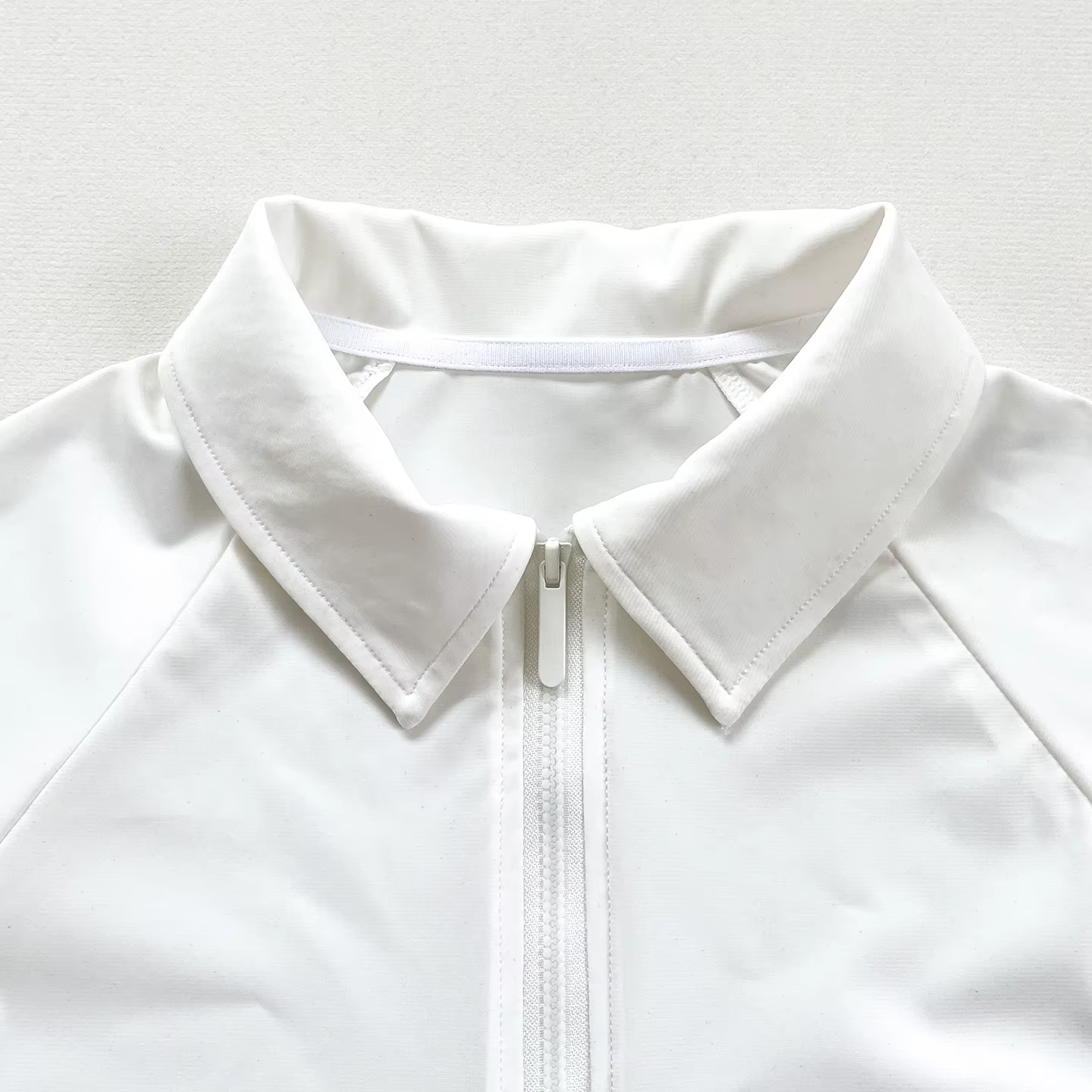 Polos à manches courtes pour femmes : options blanches et bleu marine disponibles