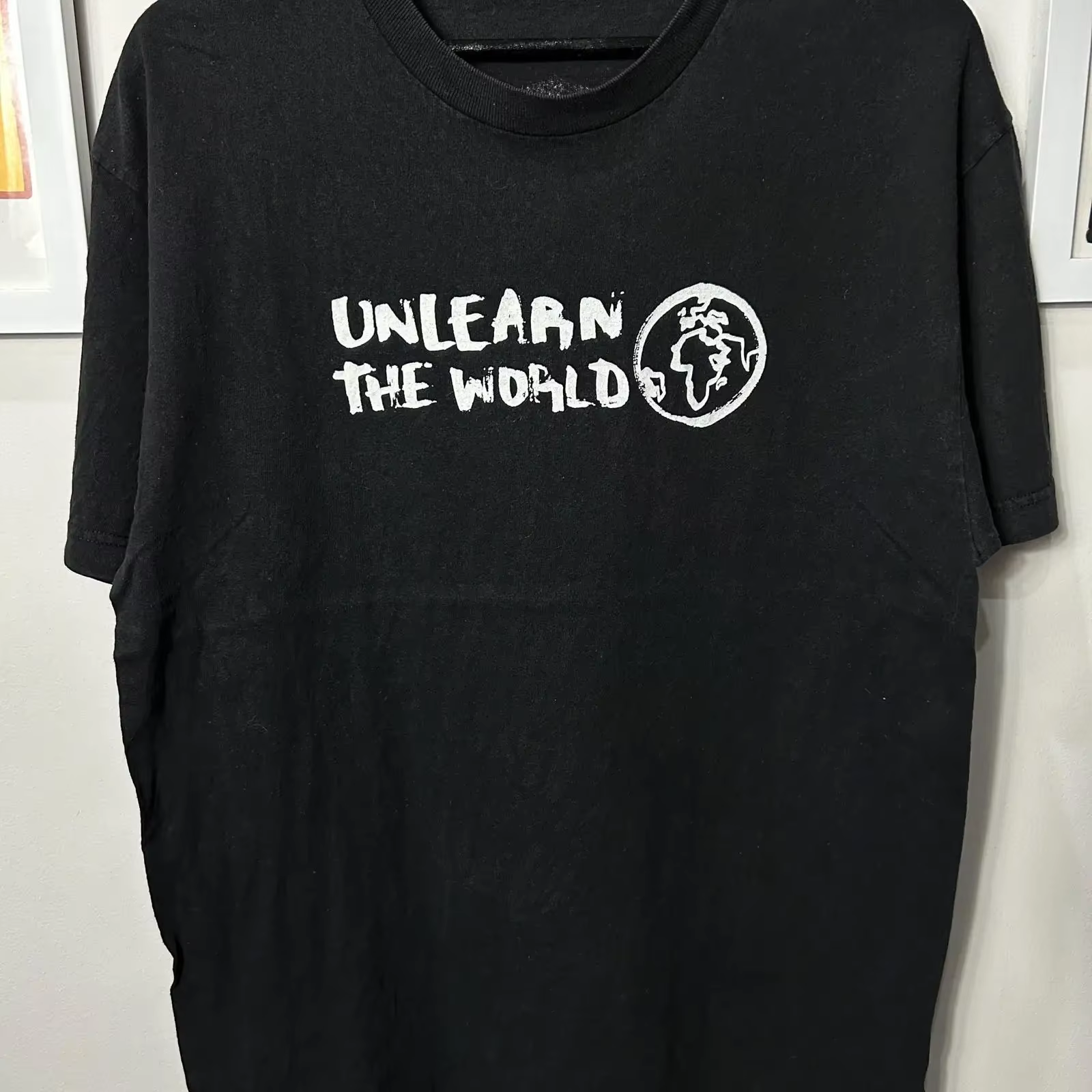 T-shirt vintage Unlearn The World des années 2000