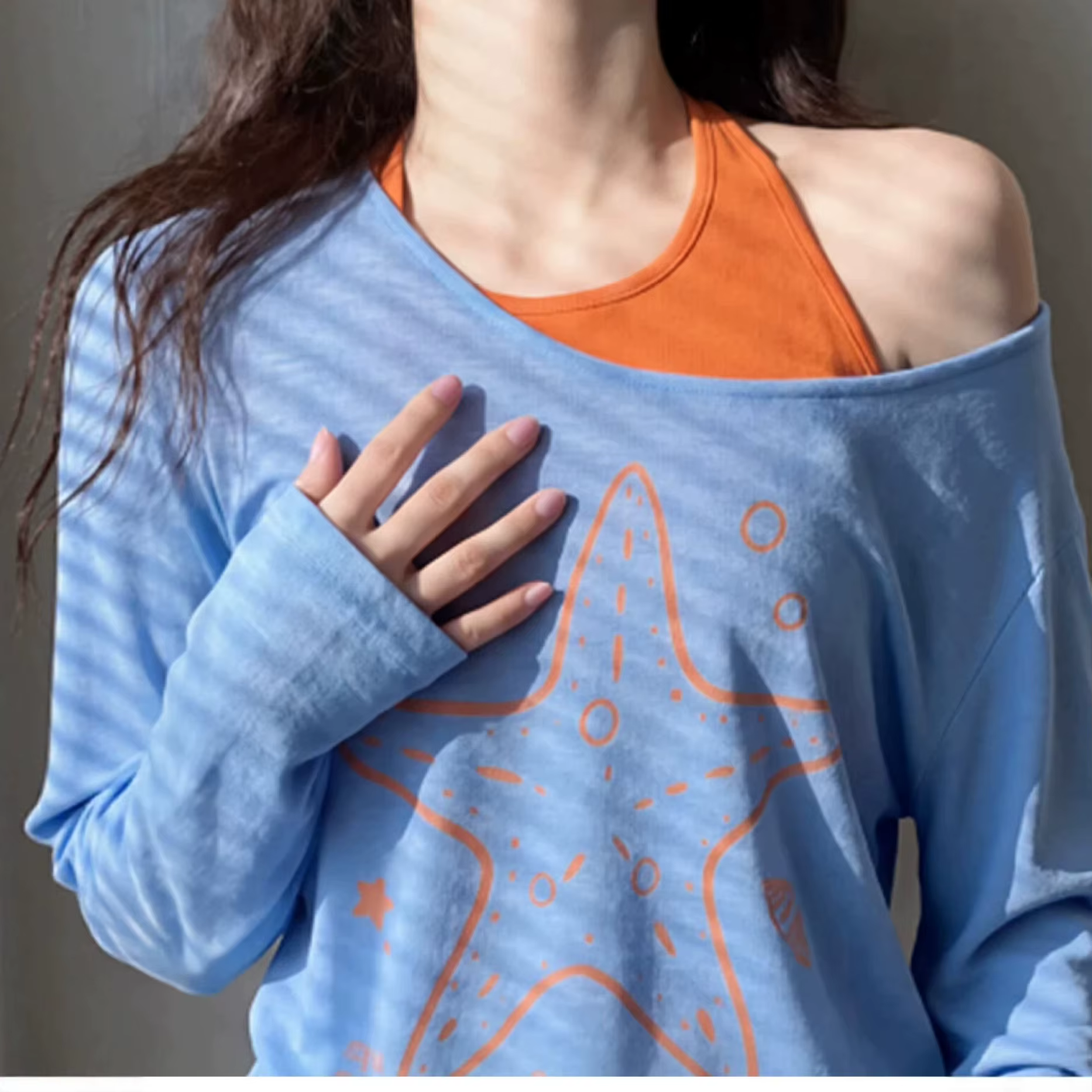 T-shirt bleu à épaules asymétriques et manches longues pour femme