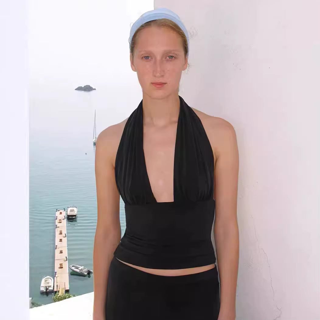 Haut ajusté et polyvalent, haut licou lisse pour femmes, gilet à col en v avec tour de cou élastique et à la mode