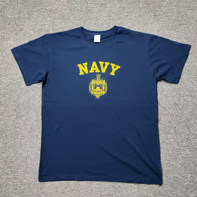 T-shirt graphique avec emblème de l'Académie navale américaine