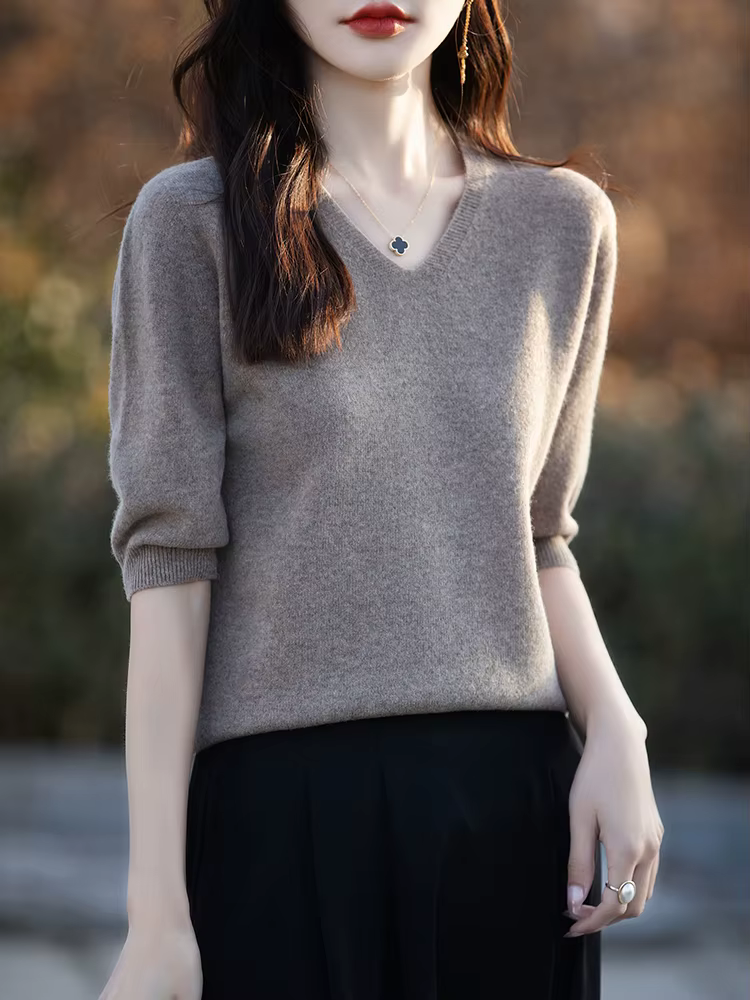 T-shirt à col en V en laine mérinos pour femmes