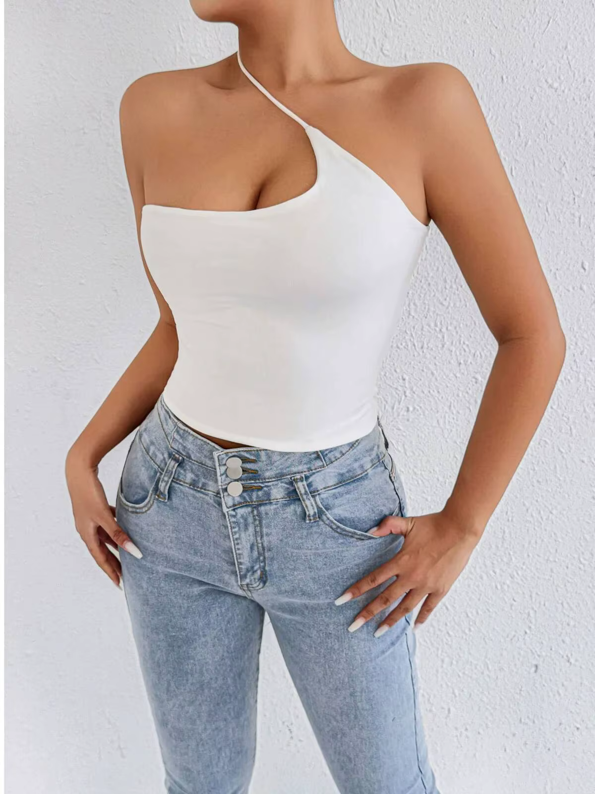 Haut court asymétrique blanc à une épaule pour femme