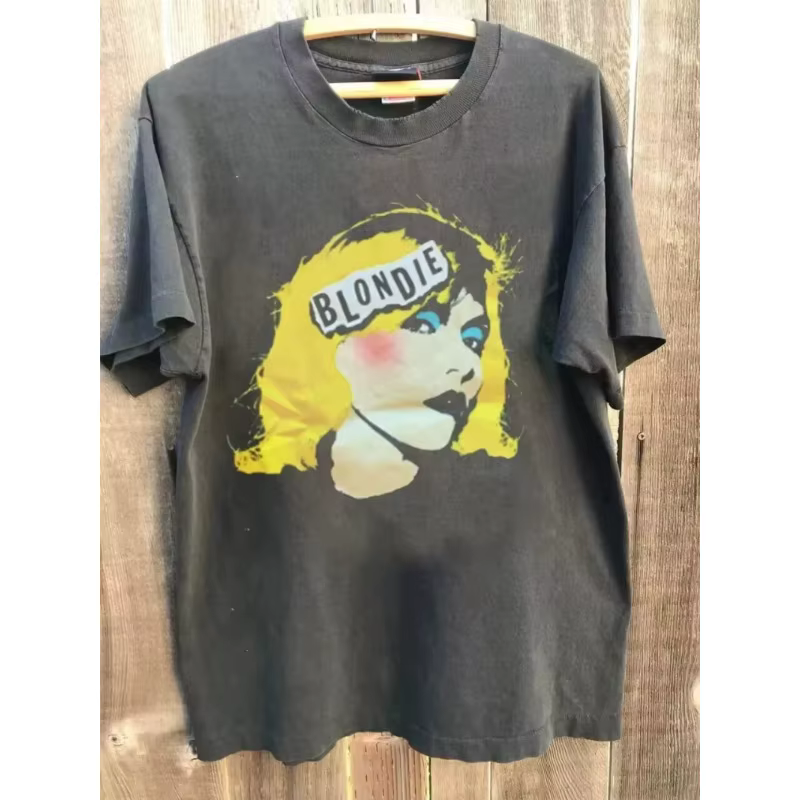 T-shirt gris carbone neutre avec imprimé épais Blondie, style rétro Blondie