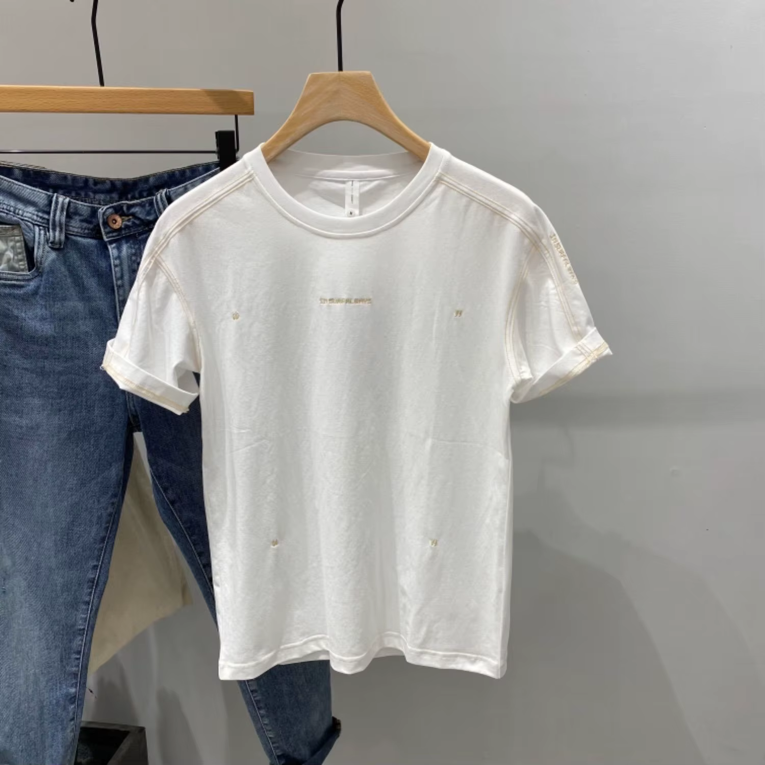T-shirt à col rond brodé pour hommes
