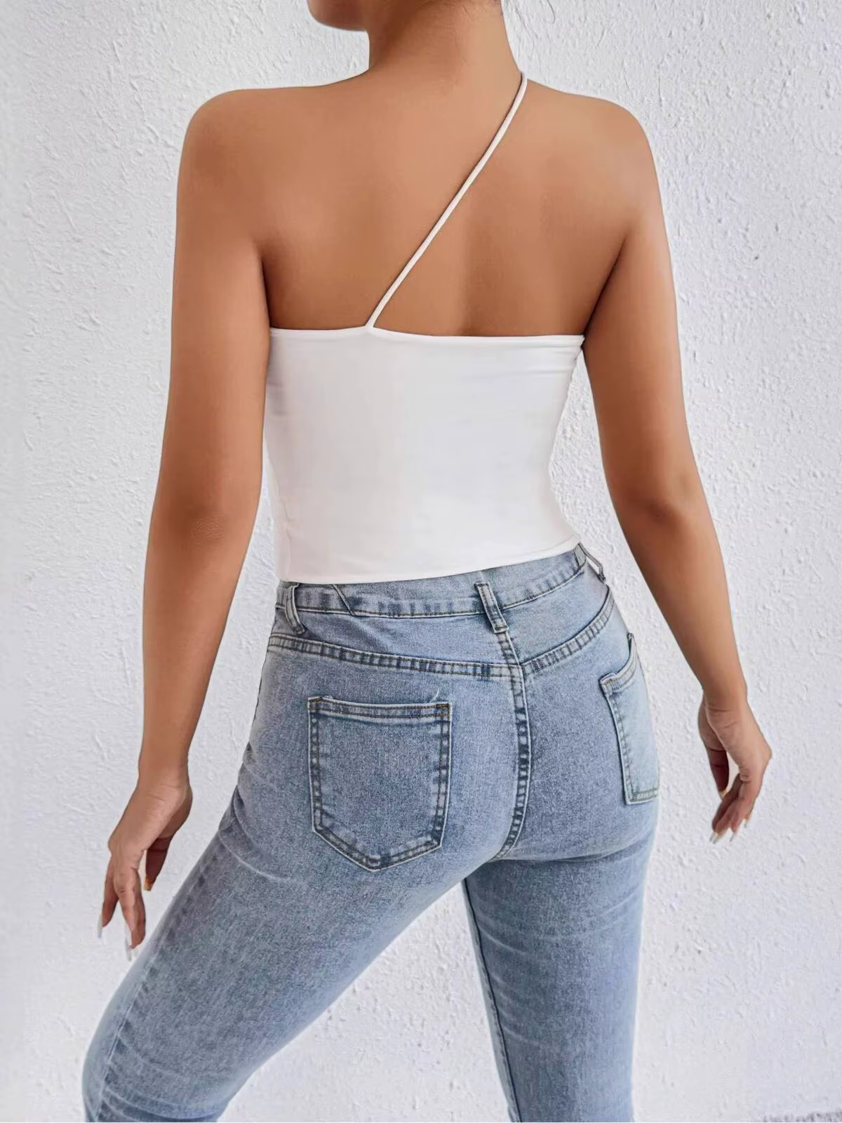 Haut court asymétrique blanc à une épaule pour femme