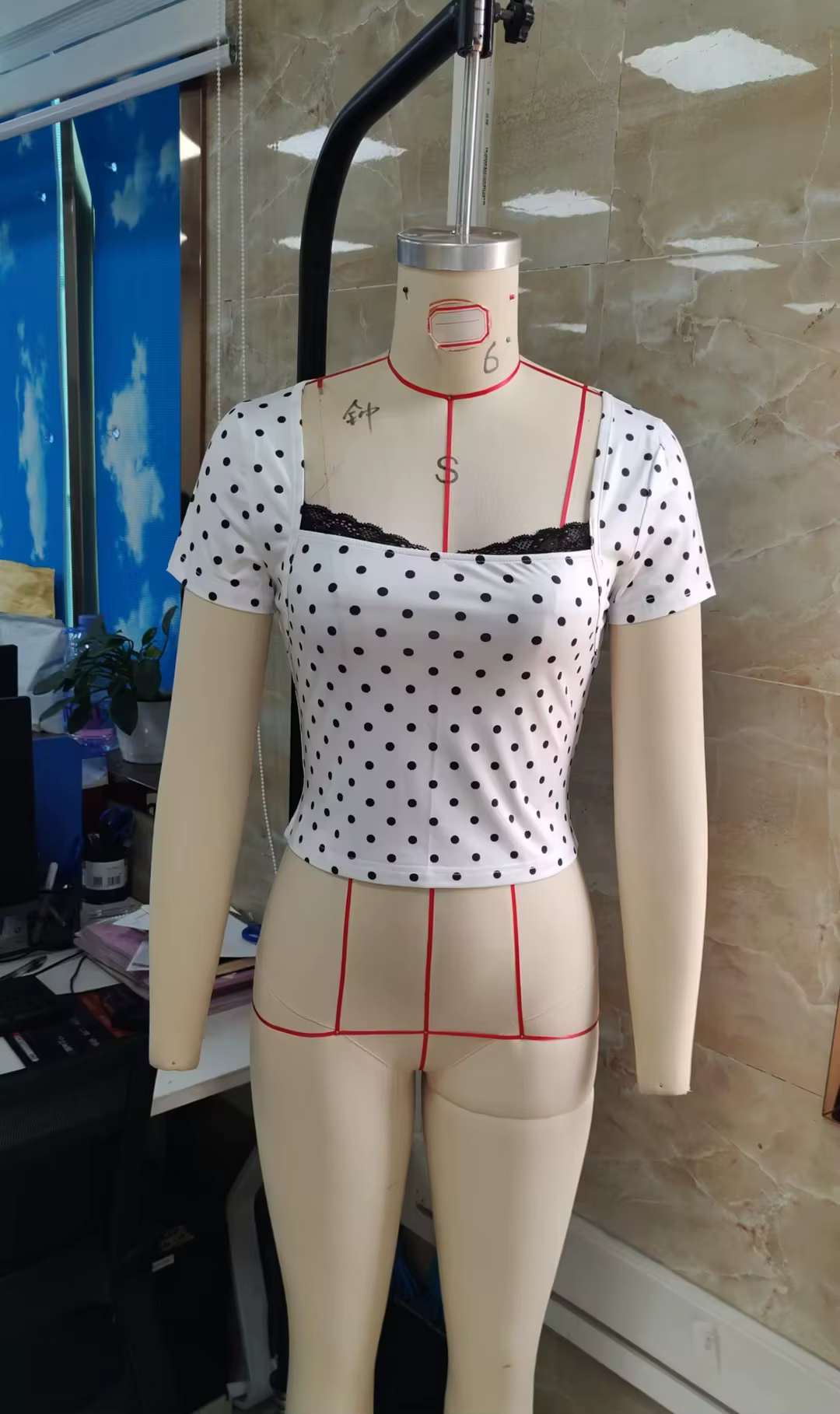 T-shirt court à col carré pour femmes