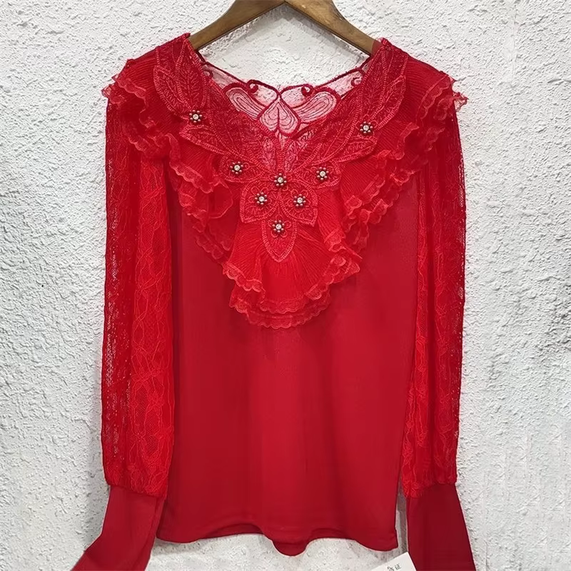 T-shirt fin à manches courtes avec coutures florales à volants en dentelle