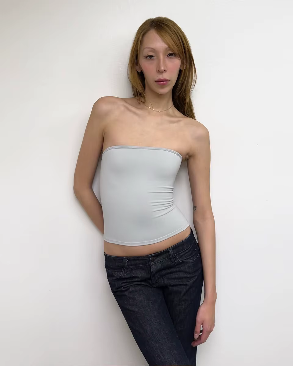 Débardeur sans manches Misty Blue en couleur Soybean – Haut court minimaliste et ajusté