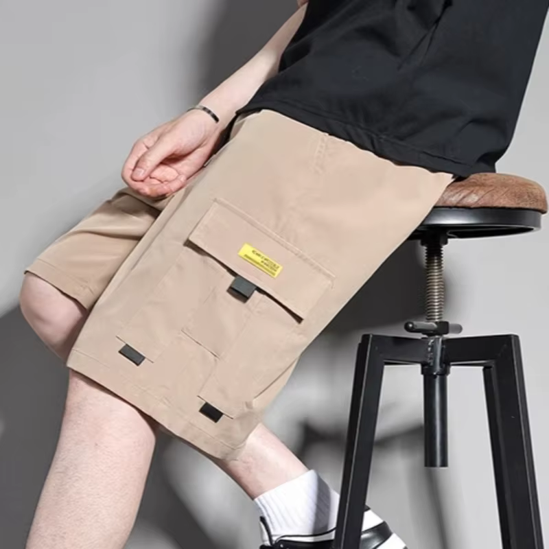 Shorts cargo pour homme couleur kaki avec cordon de serrage et poches à rabat