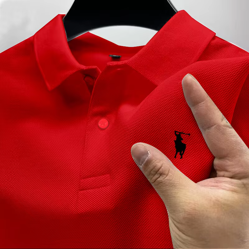 Polo homme avec plusieurs options de couleurs. T-shirt à manches courtes avec col imprimé petit cheval. Haut de golf respirant pour tenue décontractée professionnelle