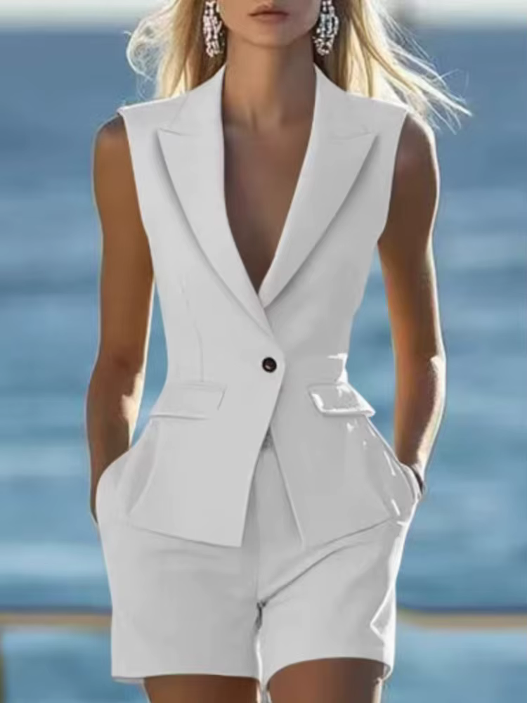 Ensemble deux pièces élégant pour femme : gilet sans manches uni et short