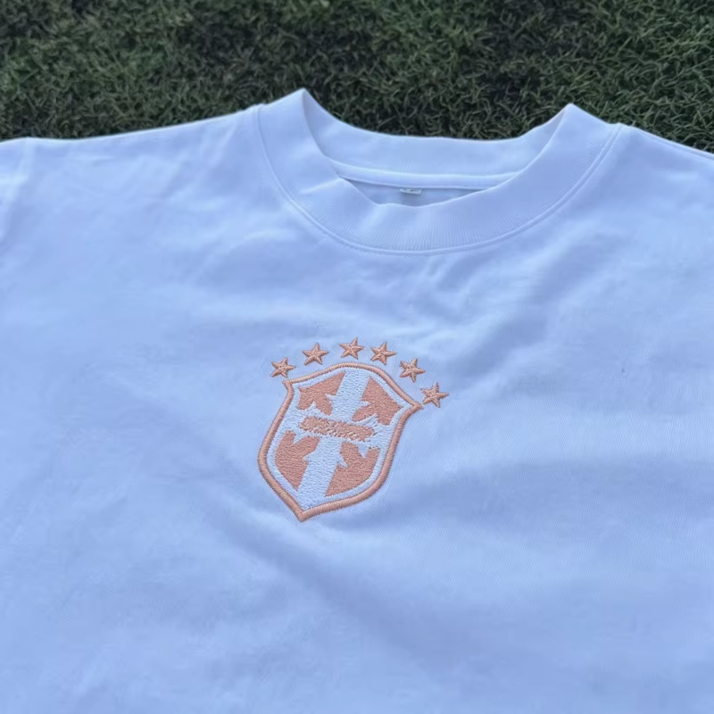 T-shirt blanc avec emblème étoile brodé