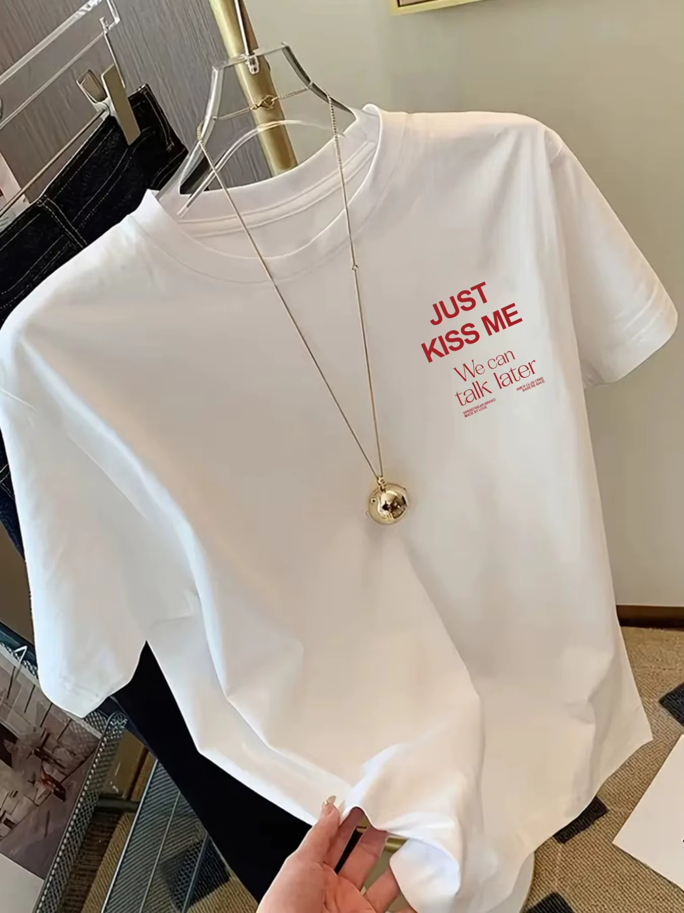 T-shirt imprimé « KISS ME We Can Talk Later » à manches courtes et col rond