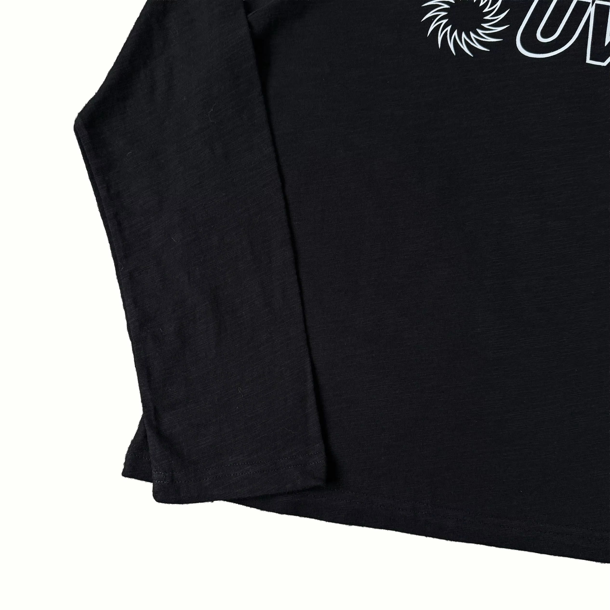 T-shirt de course UVU à manches longues avec impression exclusive du logo en forme de dents de scie, col ras du cou ample pour le sport et le quotidien.