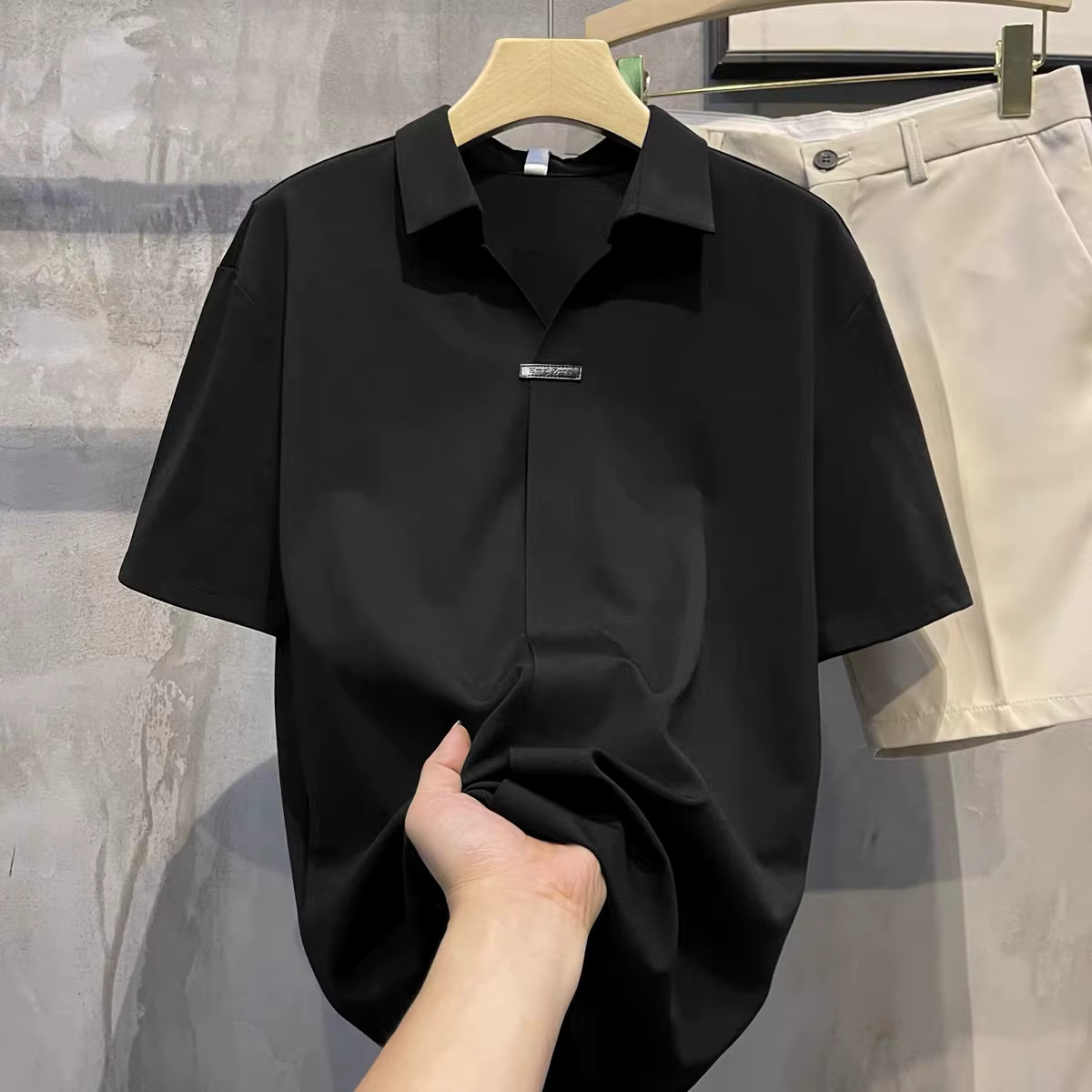 Chemise noire à manches courtes pour hommes