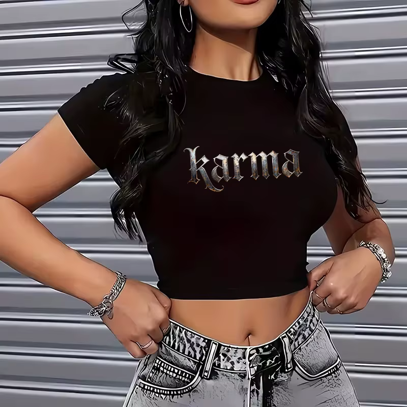 T-shirt court sexy des années 90 avec imprimé lettre Karma style vintage, t-shirt Y2K à manches courtes pour l'été, vêtements courts pour femmes