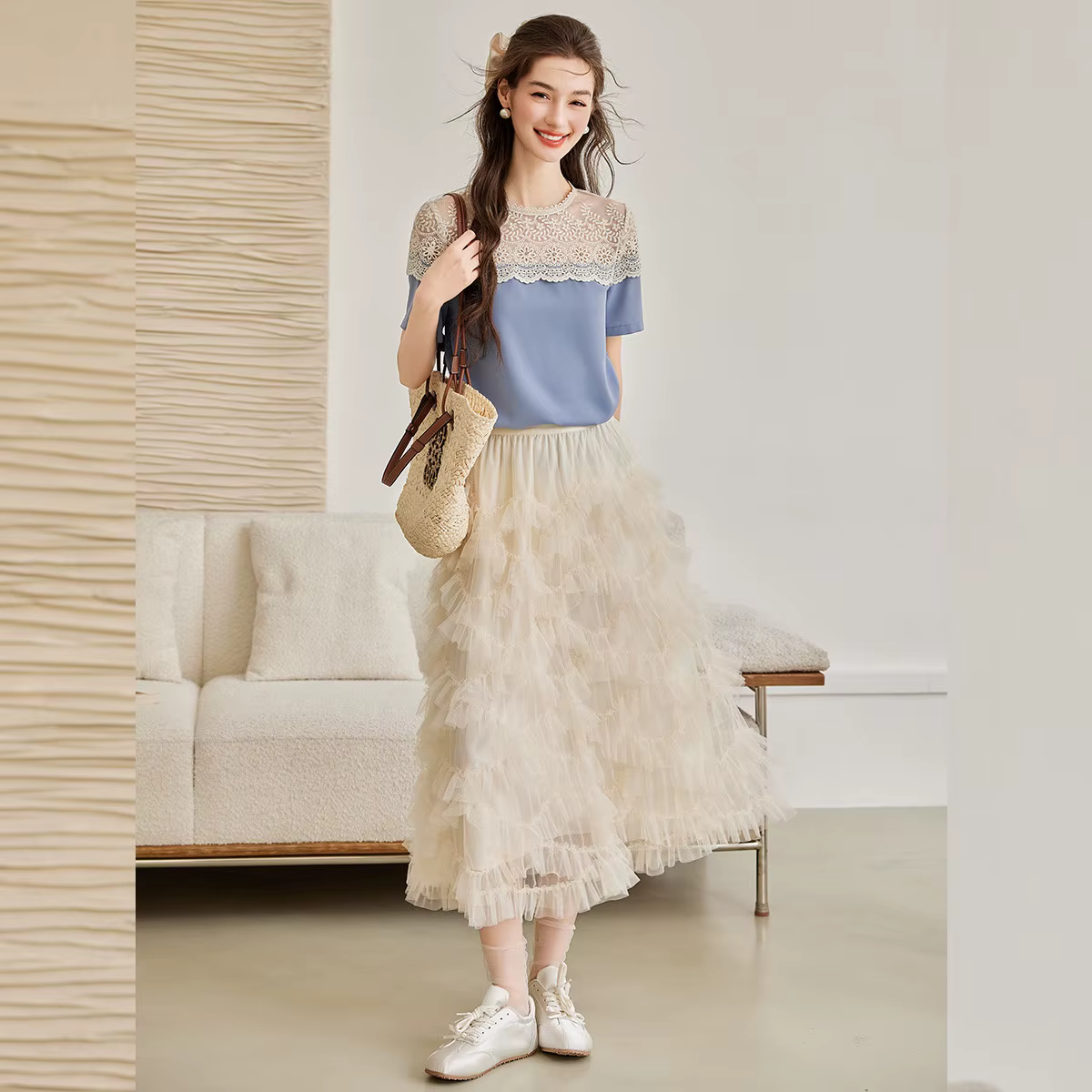 LOUIS YAO chemise femme 2025 été épaule creuse dentelle conception T-shirt tempérament élégant col rond manches courtes