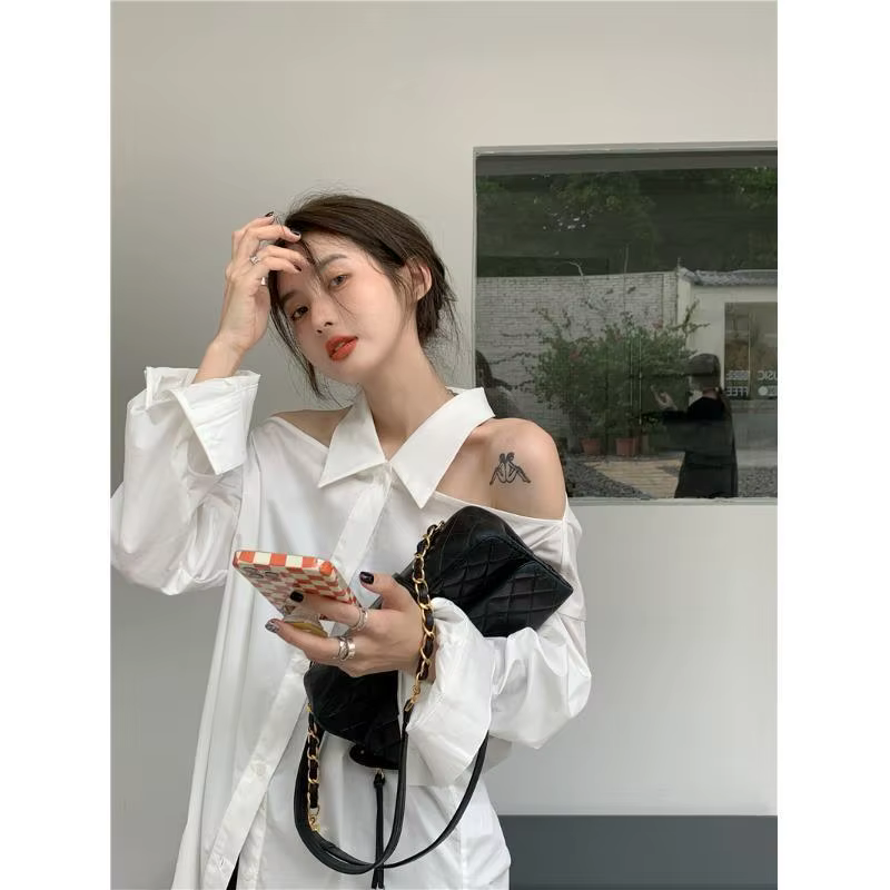 Chemise blanche à épaules dénudées pour femme