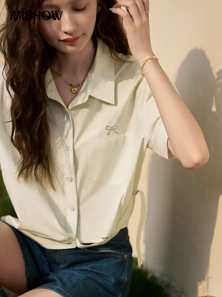 Chemise brodée avec nœud du même document