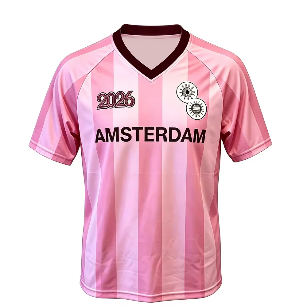 T-shirt de football rose inspiré de Harry Styles – Merchandise pour fans Amsterdam 2026 – Col en V unisexe respirant à manches courtes – Coupe ample