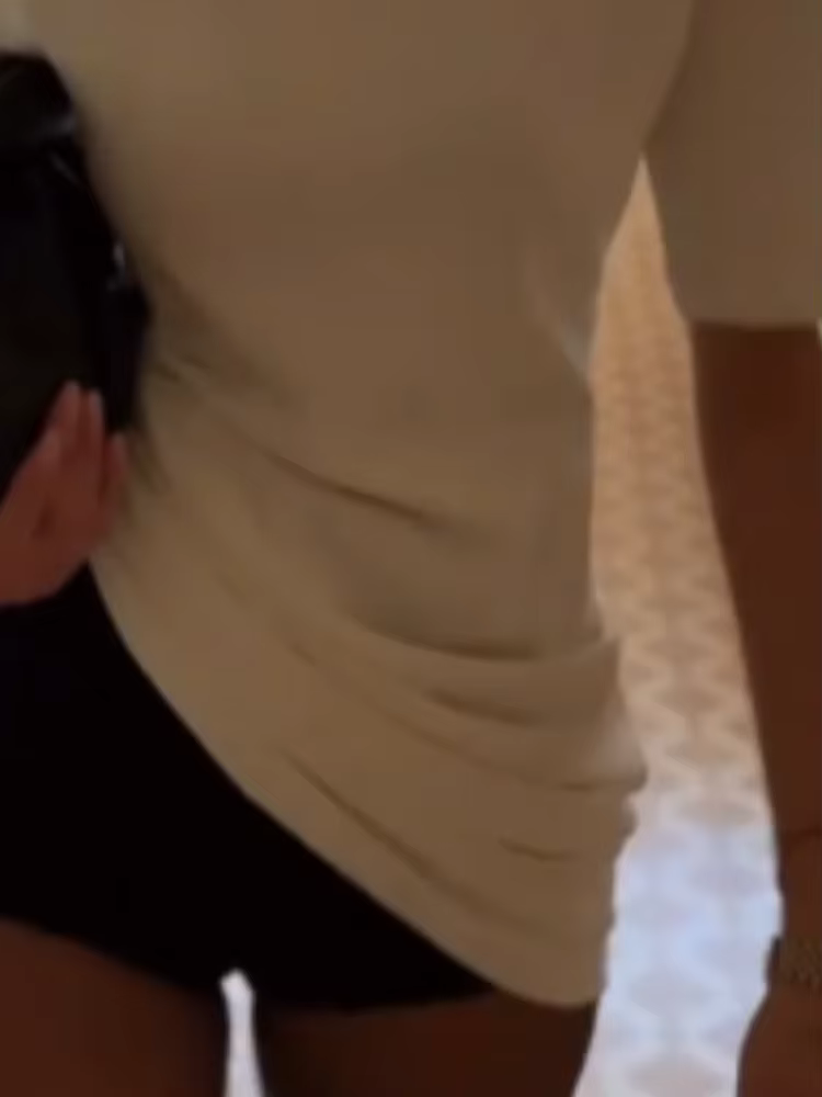 T-shirt blanc à col rond et ourlet irrégulier plissé pour femme