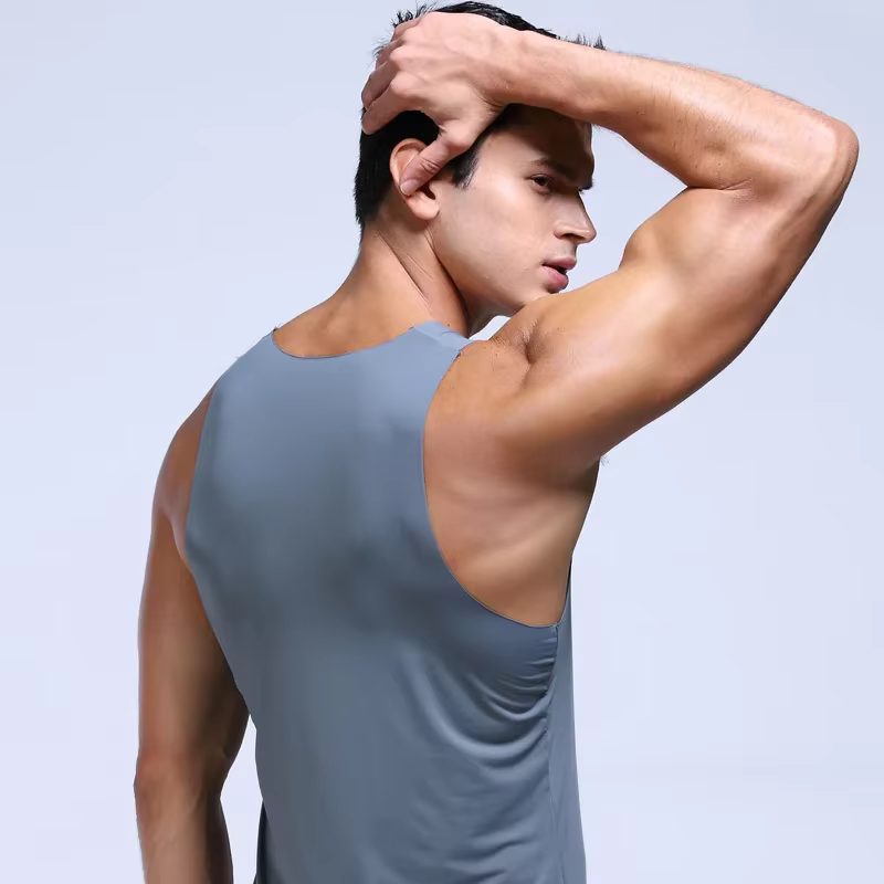 Débardeur de sport moulant sans manches en soie glacée sans couture pour homme