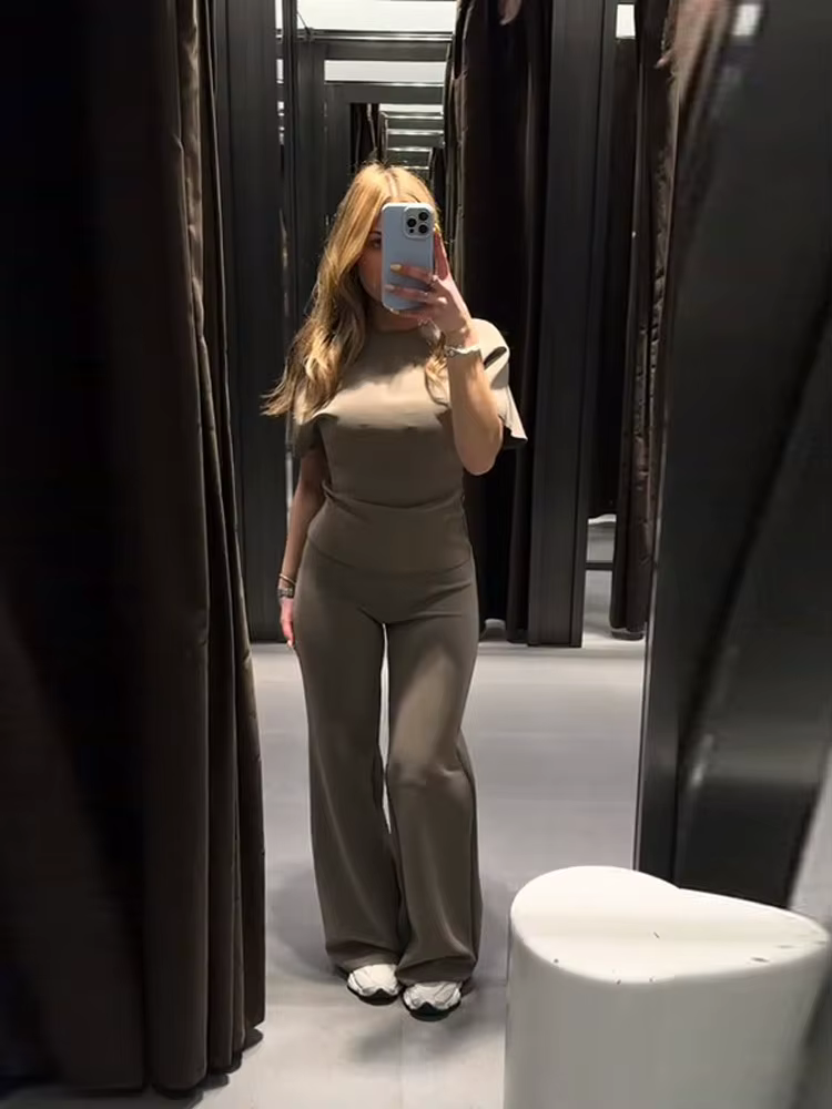 Ensemble deux pièces chic et minimaliste pour femme : haut sans dos à manches courtes et pantalon droit taille haute ajusté – Nouvelle collection Printemps 2026