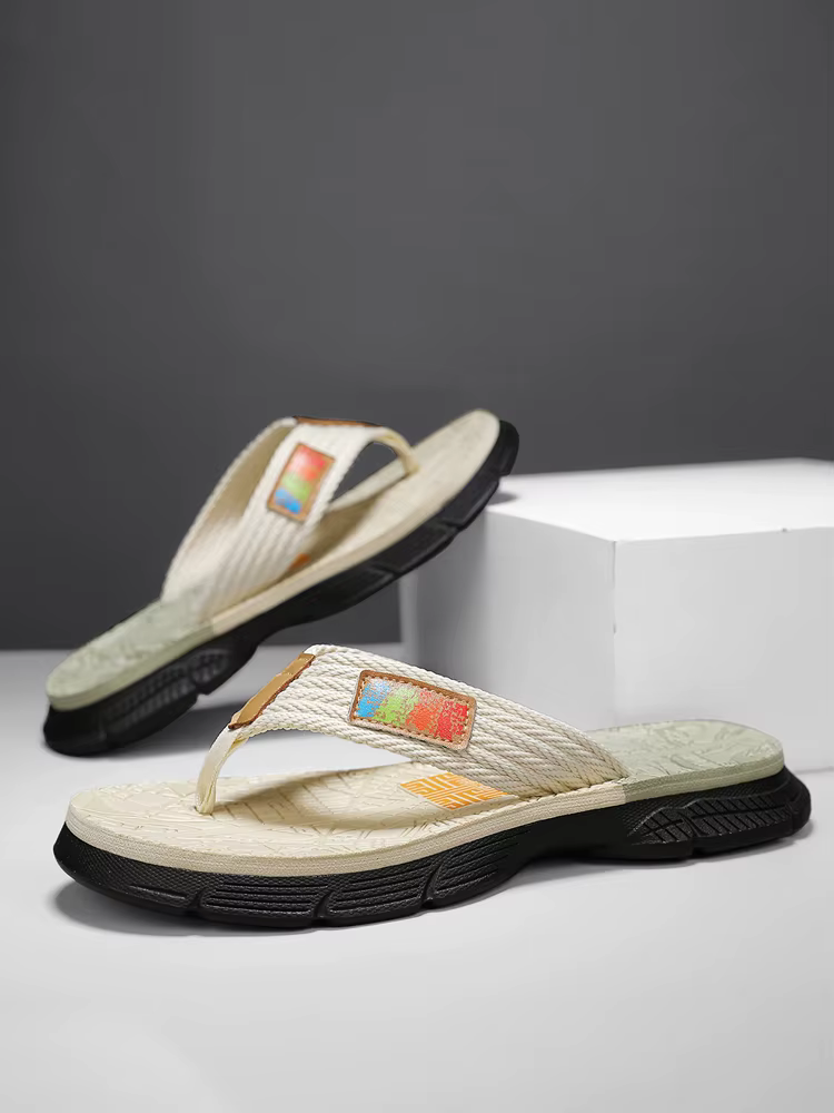 Tongs pour hommes, doté d'une tige tricotée avec une étiquette colorée, une semelle de deux couleurs, simple et élégante, dans un style décontracté